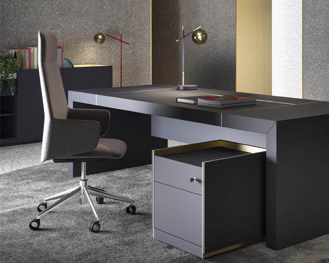 Cette photo montre un grand bureau moderne avec un sol en marbre, un bureau indépendant et un sol gris.