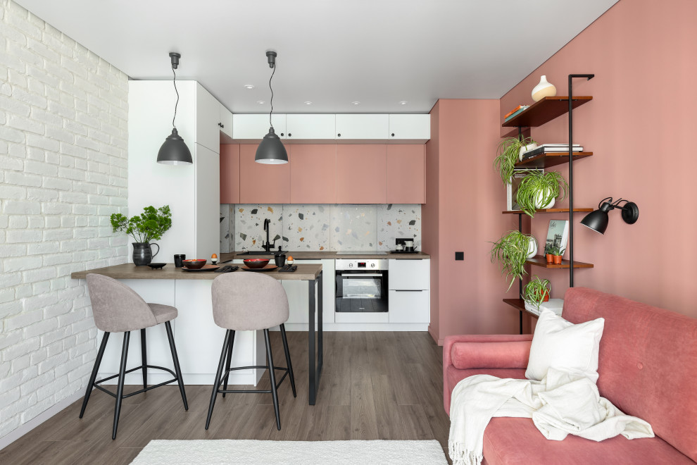 Inspiration för ett mellanstort nordiskt vardagsrum, med rosa väggar, mellanmörkt trägolv och brunt golv