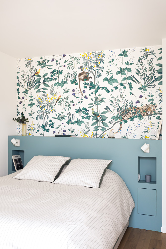 Foto de dormitorio principal escandinavo de tamaño medio sin chimenea con paredes azules, suelo de madera clara y papel pintado