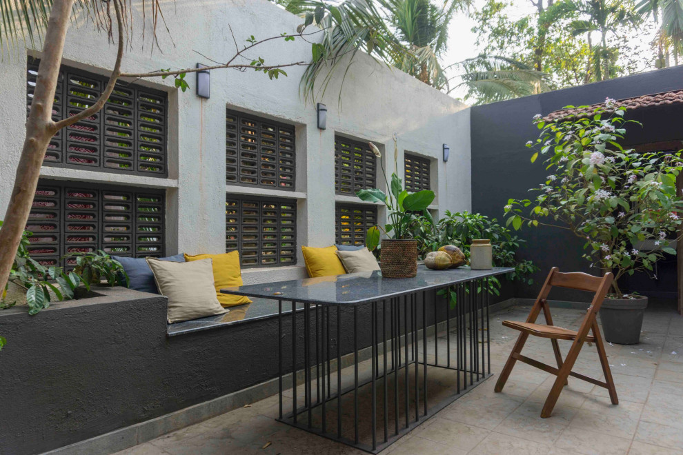 Design ideas for a tropical patio in Mumbai.