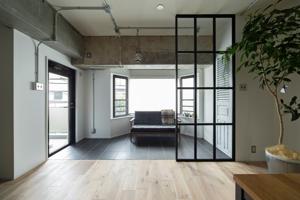 This is an example of a mid-sized industrial sunroom in Osaka.