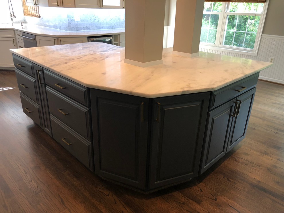 Mid-sized transitional u-shaped dark wood floor and brown floor eat-in kitchen photo in DC Metro with an undermount sink, recessed-panel cabinets, white cabinets, quartz countertops, white backsplash, marble backsplash, stainless steel appliances, an island and white countertops