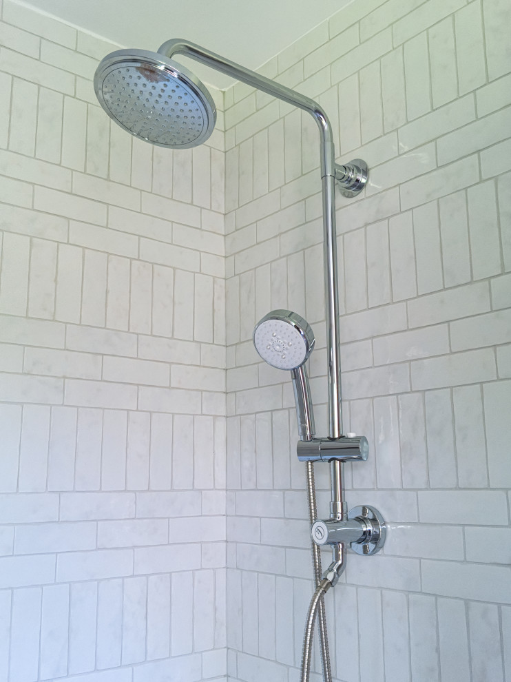 Mittelgroßes Klassisches Kinderbad mit flächenbündigen Schrankfronten, braunen Schränken, Einbaubadewanne, Duschbadewanne, Toilette mit Aufsatzspülkasten, weißen Fliesen, Keramikfliesen, grauer Wandfarbe, Terrakottaboden, Unterbauwaschbecken, Quarzwerkstein-Waschtisch, rosa Boden, Duschvorhang-Duschabtrennung, beiger Waschtischplatte, Wandnische, Doppelwaschbecken und eingebautem Waschtisch in Chicago
