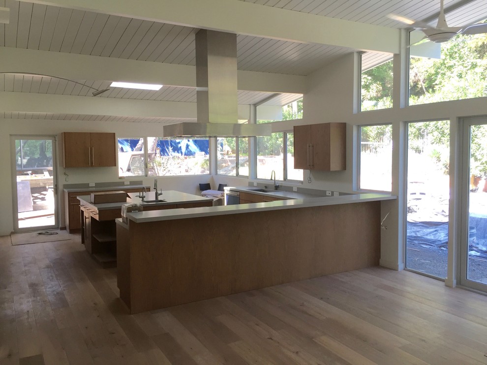 Mandeville Canyon - Midcentury - Los Angeles - by Streamline Builders