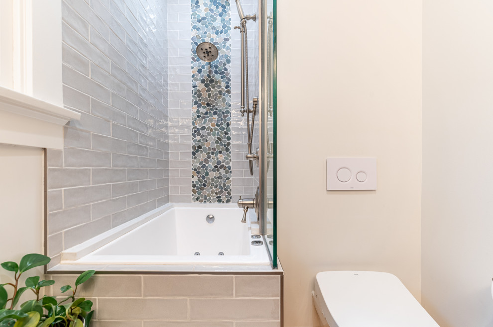 Inredning av ett klassiskt mellanstort vit vitt en-suite badrum, med skåp i shakerstil, skåp i mörkt trä, ett japanskt badkar, en dusch/badkar-kombination, en bidé, grå kakel, keramikplattor, grå väggar, ett undermonterad handfat, bänkskiva i kvartsit och med dusch som är öppen