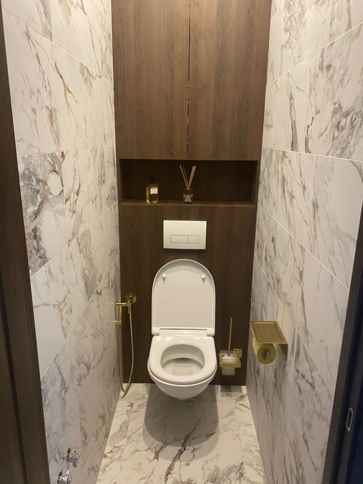 Réalisation d'un petit WC et toilettes tradition avec des portes de placard marrons, un sol blanc et meuble-lavabo suspendu.