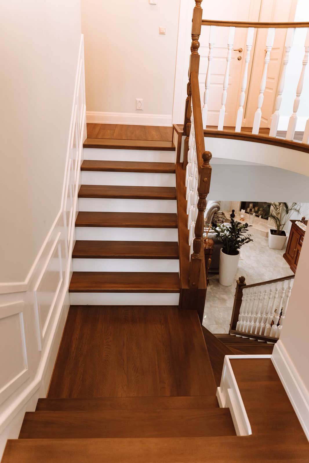 Проект 7 - Парадная дубовая лестница на второй этаж загородного дома