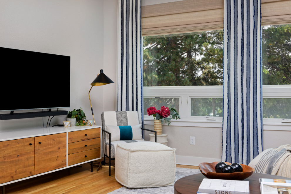 Mittelgroßes, Repräsentatives, Abgetrenntes Modernes Wohnzimmer ohne Kamin mit grüner Wandfarbe, braunem Holzboden und TV-Wand in Denver