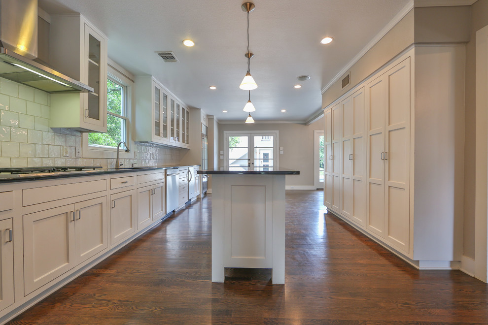 Photo of a transitional kitchen in Austin.