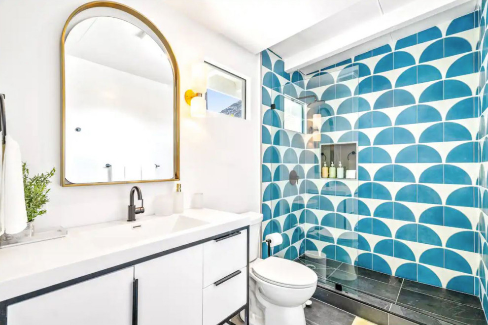 Exempel på ett retro turkos turkost en-suite badrum, med släta luckor, vita skåp, en öppen dusch, blå kakel, cementkakel, vita väggar, skiffergolv, bänkskiva i kvarts, svart golv, med dusch som är öppen och ett integrerad handfat