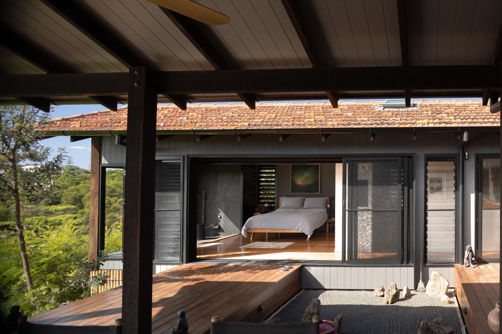 This is an example of a mid-sized asian deck in Sunshine Coast.