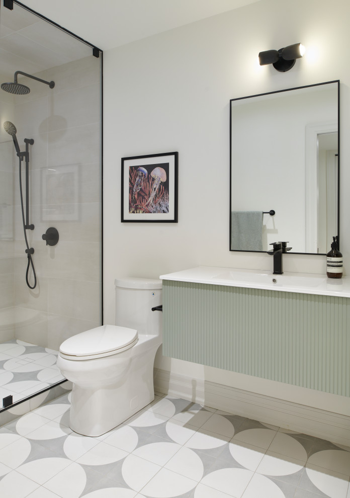 Источник вдохновения для домашнего уюта: большая ванная комната в стиле неоклассика (современная классика) с зелеными фасадами, душем в нише, унитазом-моноблоком, белой плиткой, керамогранитной плиткой, белыми стенами, полом из керамогранита, душевой кабиной, монолитной раковиной, столешницей из искусственного камня, серым полом, душем с распашными дверями, белой столешницей, тумбой под одну раковину, подвесной тумбой и плоскими фасадами