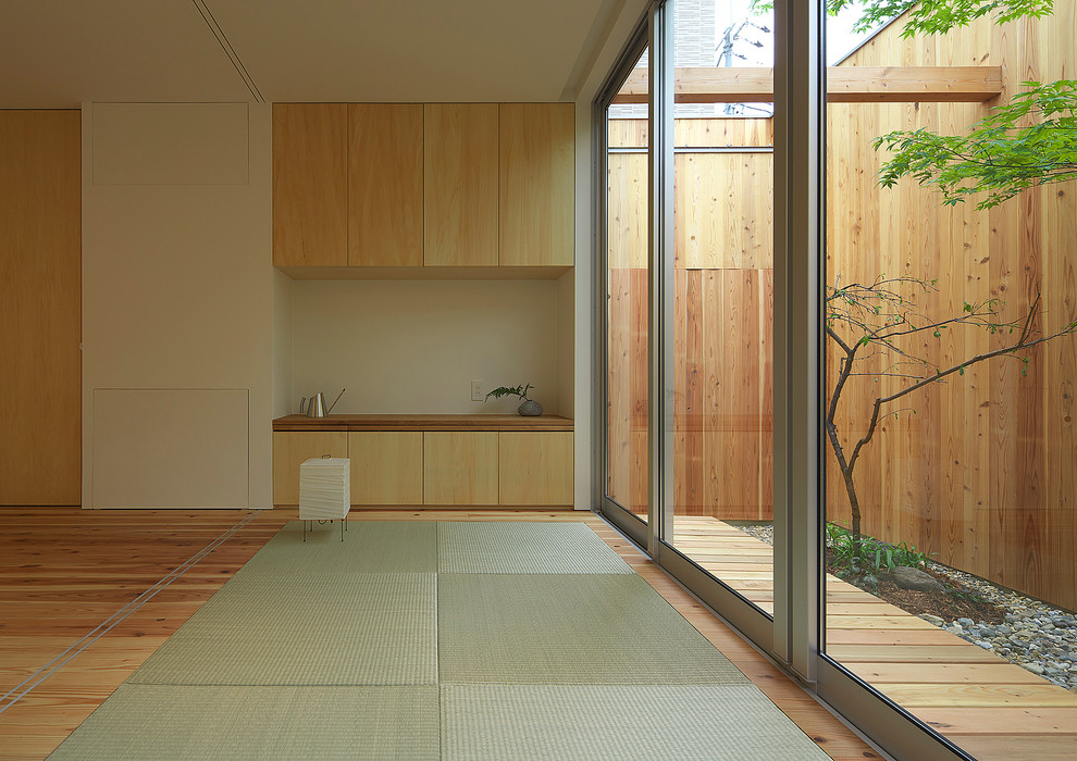 Asian family room in Osaka with white walls, tatami floors, green floor and no fireplace.