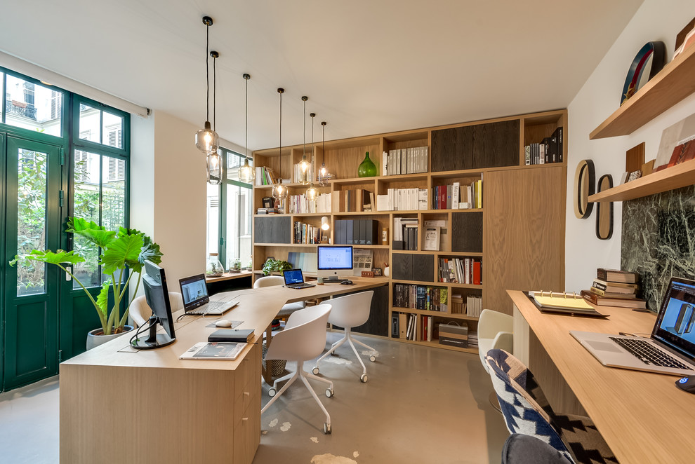 Idée de décoration pour un bureau design de taille moyenne avec un mur blanc, un bureau intégré et un sol gris.