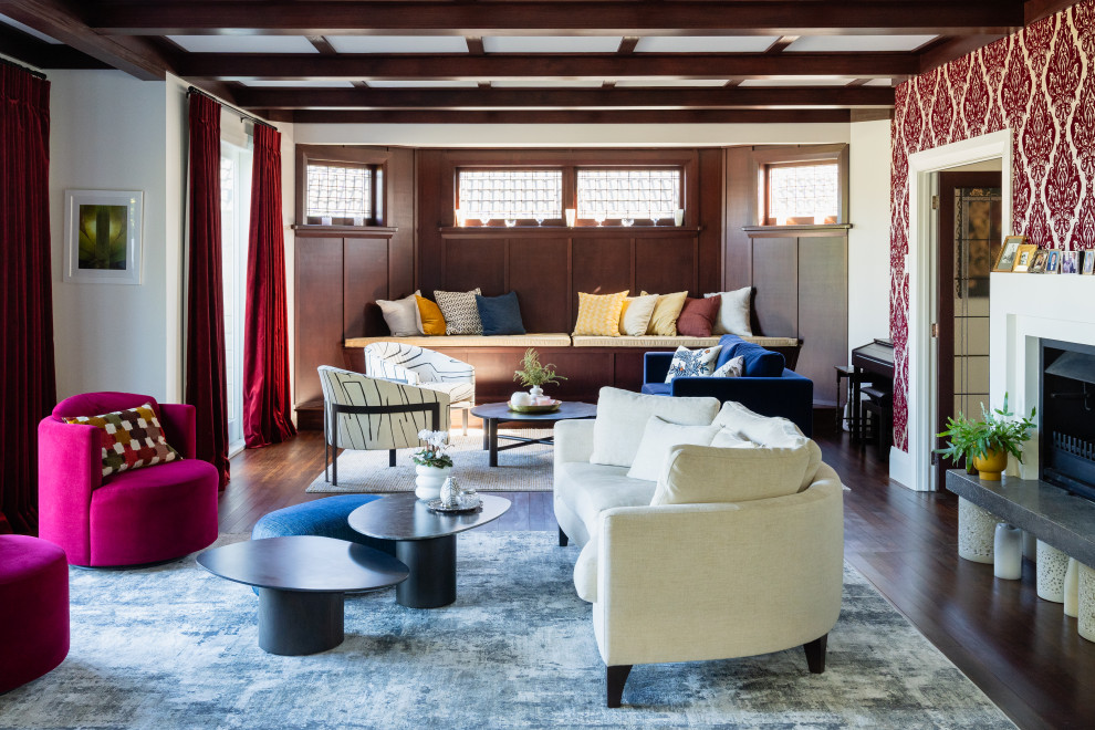 Aménagement d'un salon contemporain avec un mur blanc, parquet foncé, une cheminée standard, un sol marron et poutres apparentes.