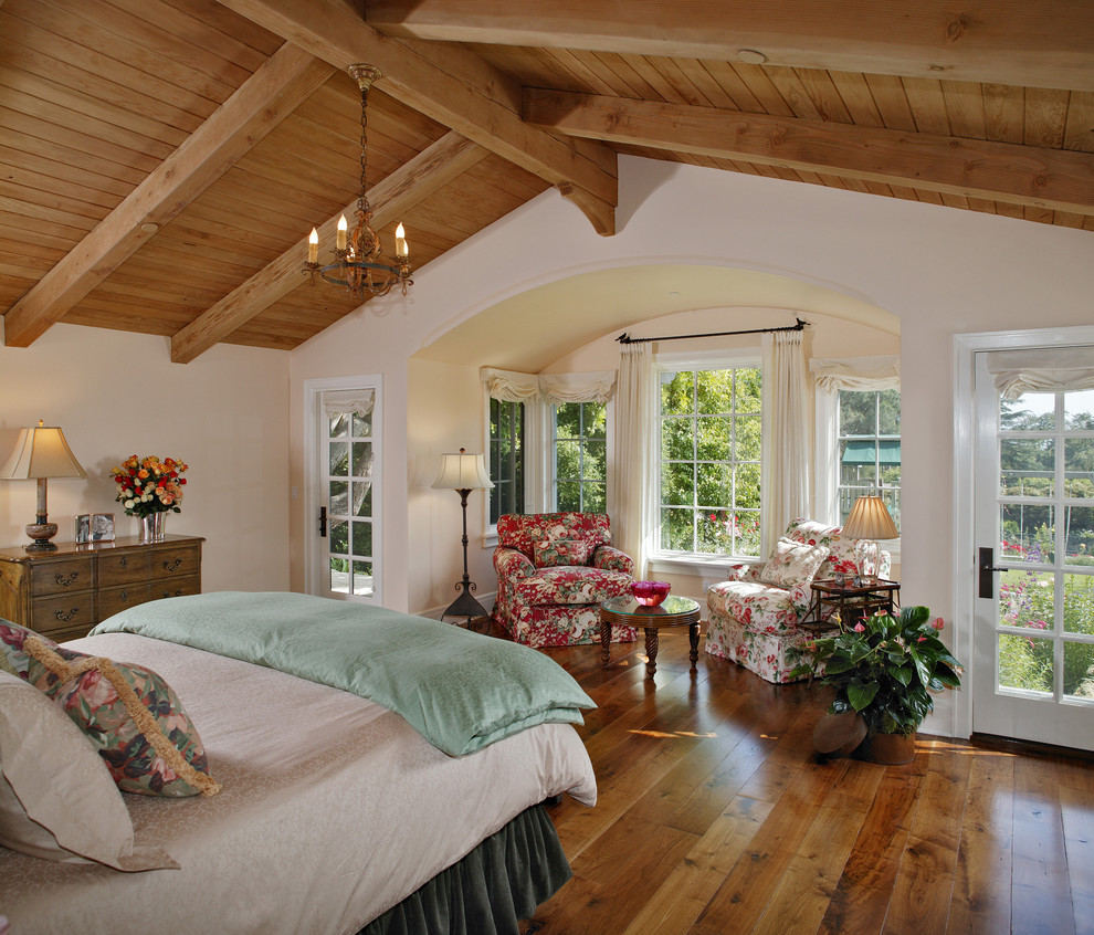 This is an example of a traditional bedroom in Santa Barbara.