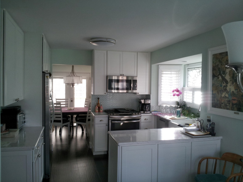 Example of a transitional kitchen design in Chicago