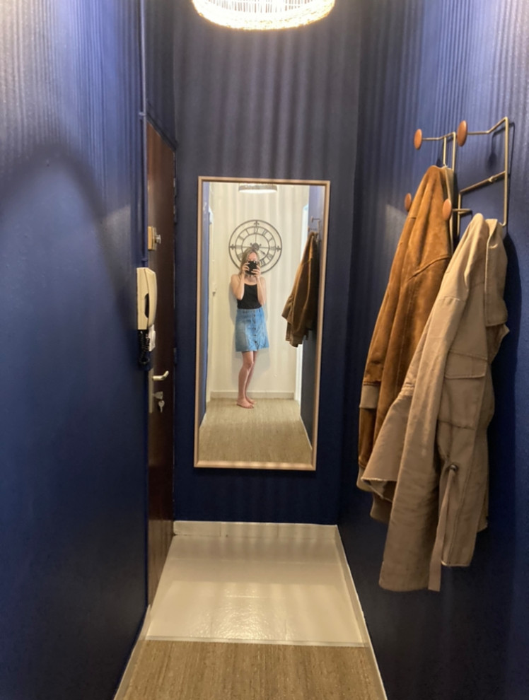 На фото: коридор среднего размера в стиле ретро с синими стенами и бежевым полом