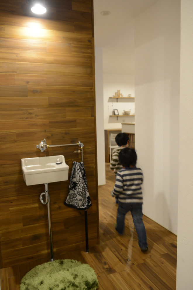 This is an example of a midcentury powder room in Nagoya.