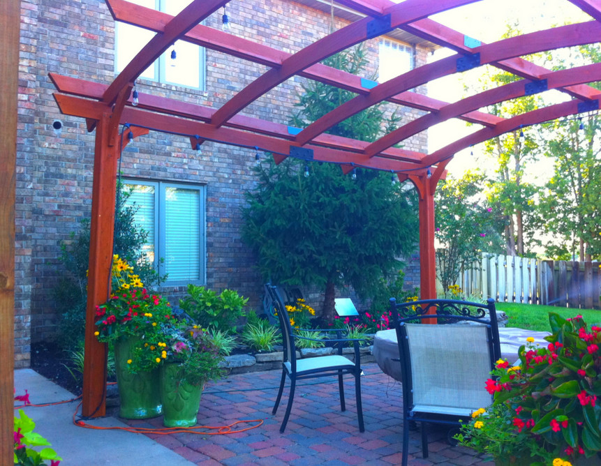 Inspiration for a mid-sized transitional full sun backyard landscaping for spring.
