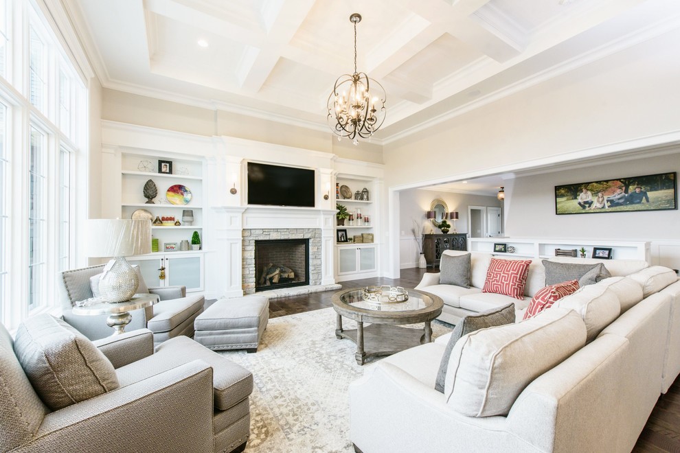 Example of a transitional home design design in Chicago