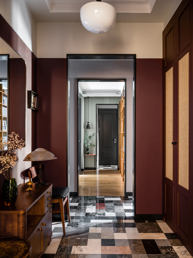 Ispirazione per un ingresso o corridoio con pareti rosse, pavimento in marmo e soffitto a cassettoni