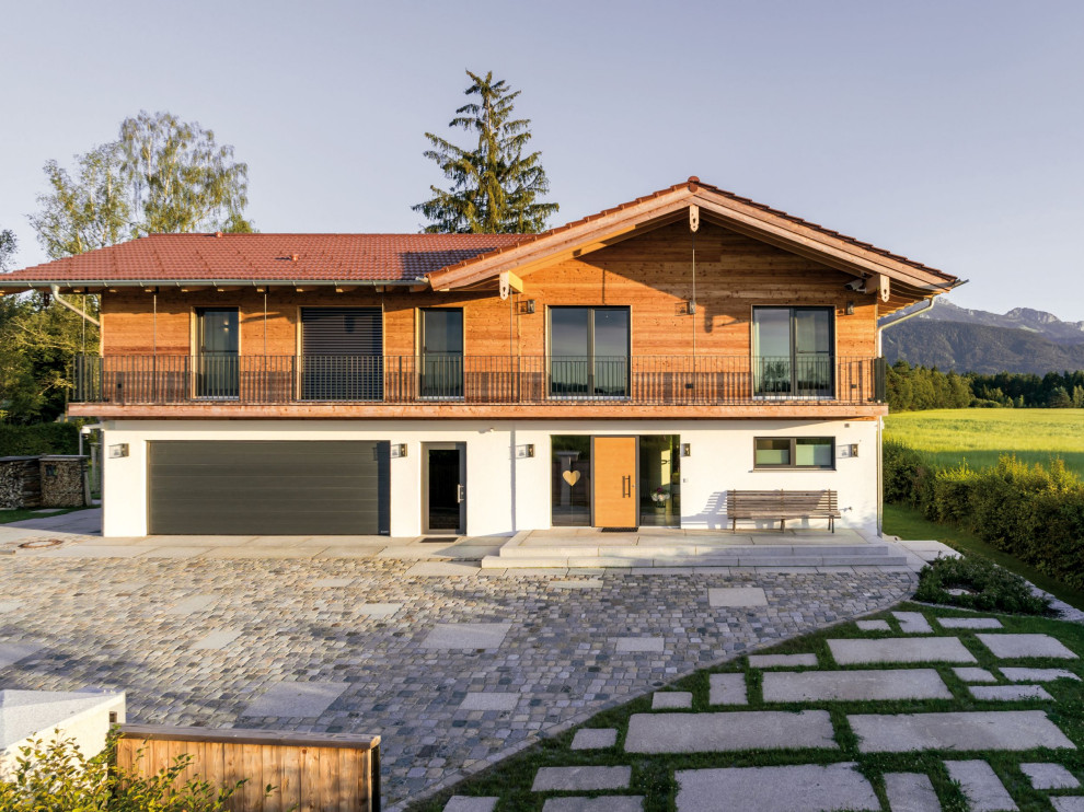 Große Landhausstil Holzfassade Haus mit Satteldach in München