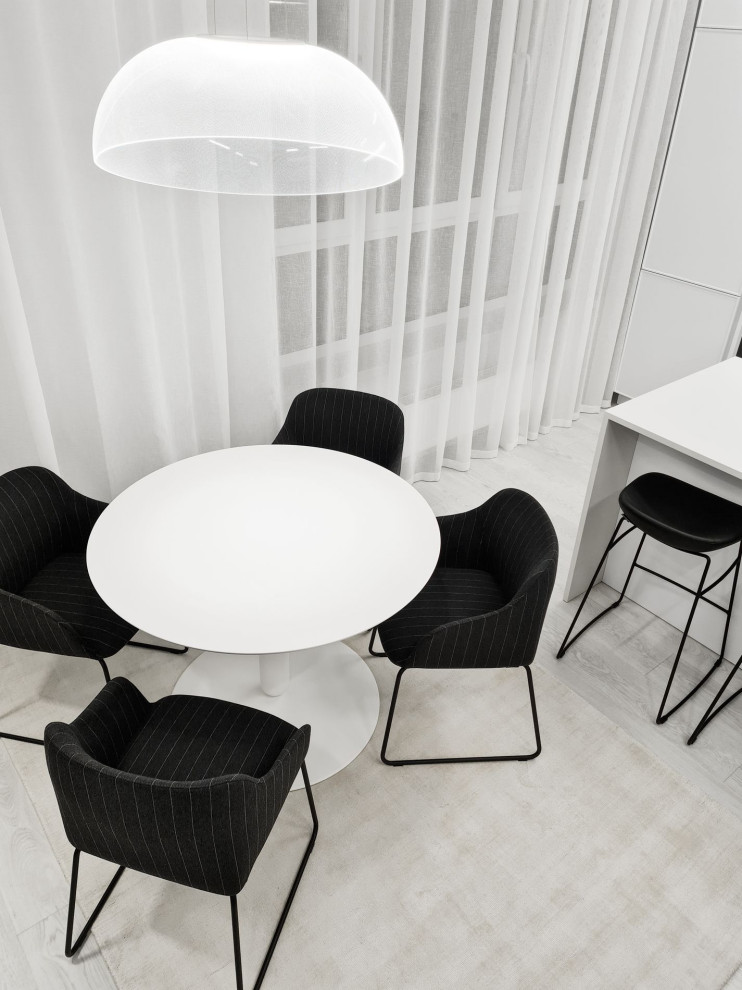 Foto di una piccola sala da pranzo contemporanea con pareti bianche e pavimento bianco
