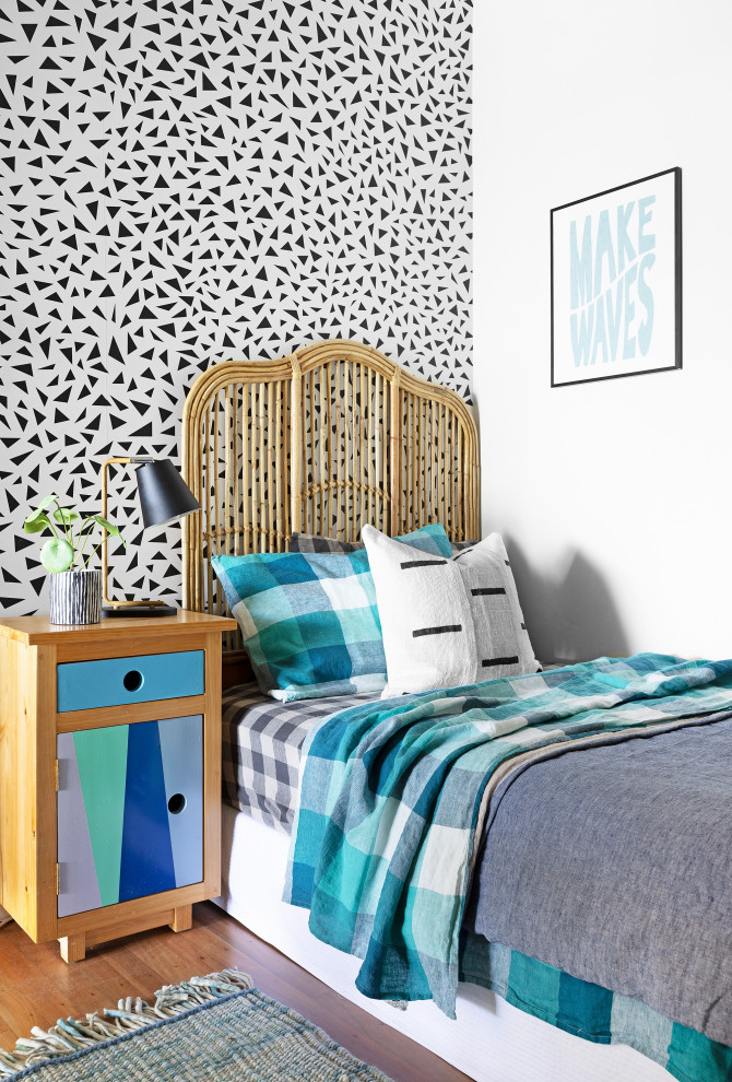 Eklektisk inredning av ett pojkrum kombinerat med sovrum, med flerfärgade väggar, mellanmörkt trägolv och brunt golv