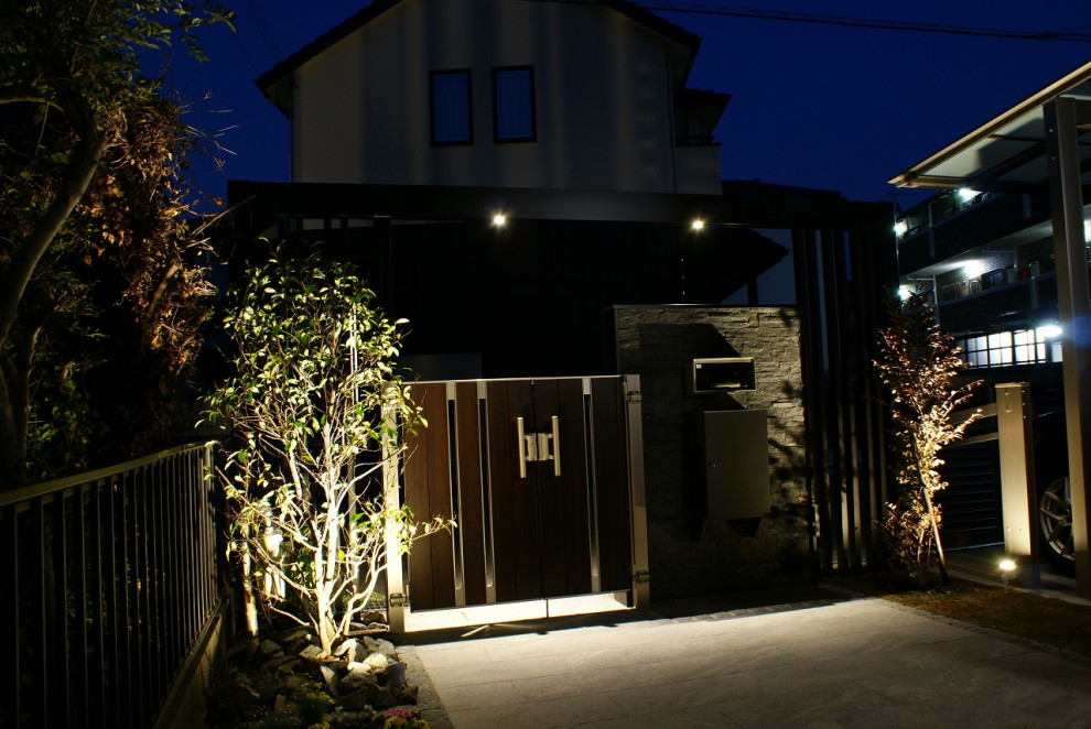 Inspiration for a medium sized front driveway full sun garden for winter in Kobe with a gate, natural stone paving and a metal fence.