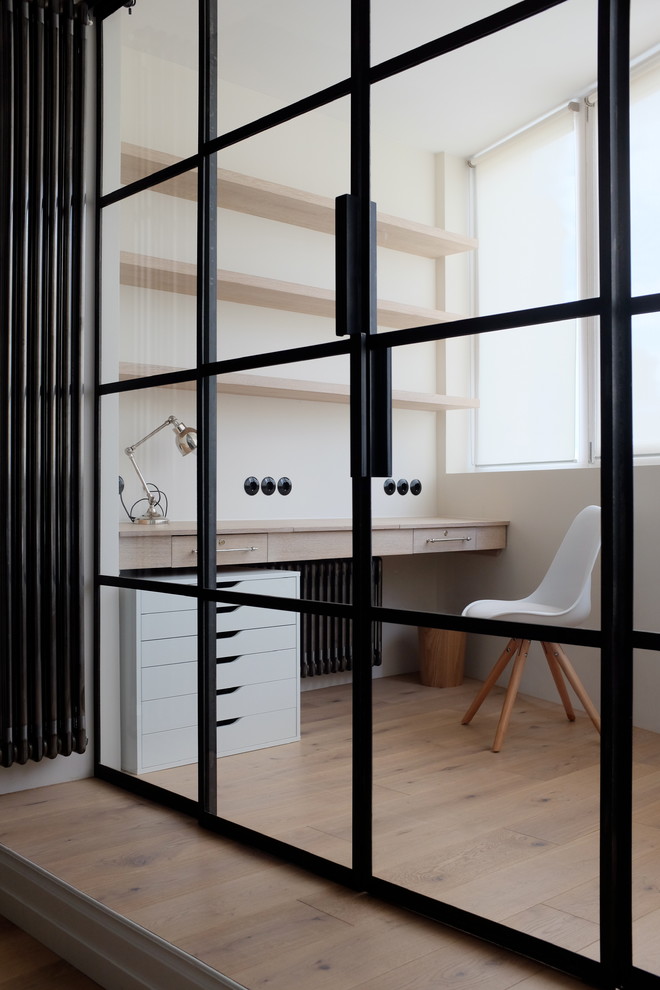 Перегородки из чёрного металла и стекла