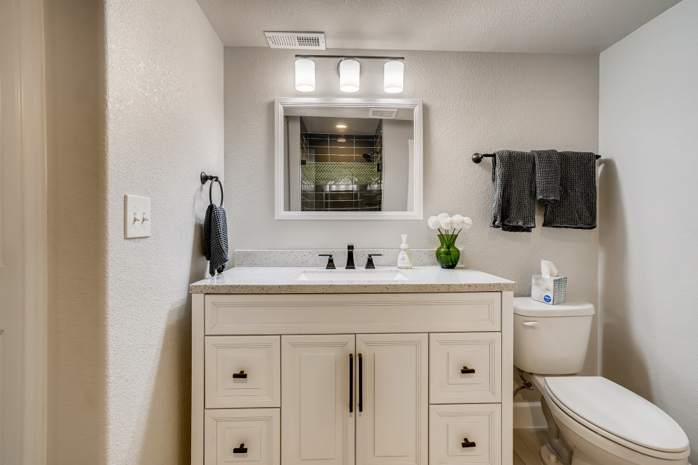 Aménagement d'une salle de bain contemporaine de taille moyenne avec un placard avec porte à panneau encastré, des portes de placard blanches, un carrelage noir, des carreaux de céramique, un mur gris, un sol en carrelage de céramique, un lavabo encastré, un plan de toilette en quartz, un sol blanc, une cabine de douche à porte battante, un plan de toilette gris, meuble simple vasque, meuble-lavabo encastré et du papier peint.