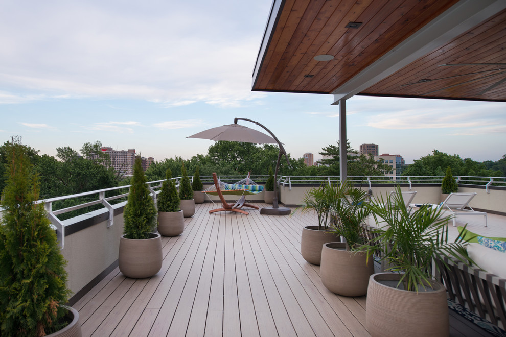 Photo of a large modern rooftop deck in Kansas City with a roof extension.