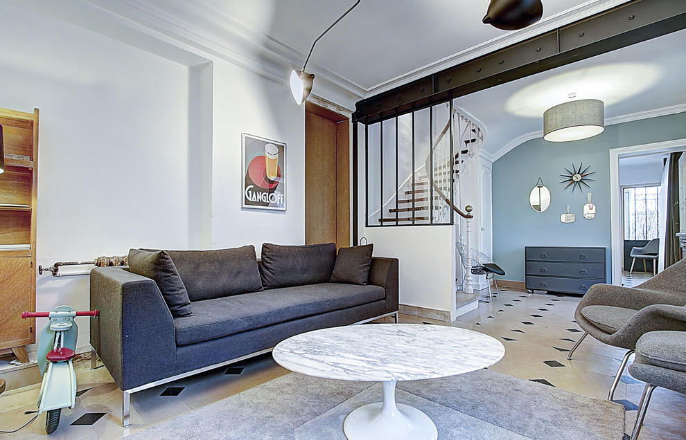 This is an example of a transitional family room in Paris.