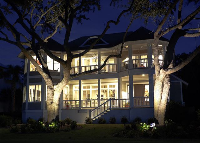 Inspiration for a transitional home design remodel in Jacksonville
