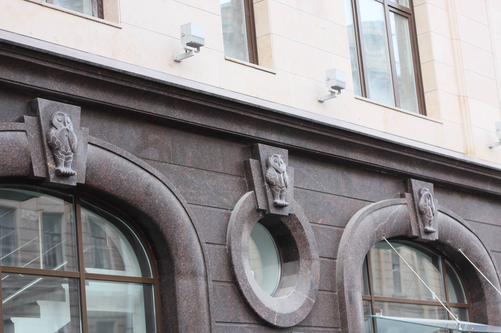 Гранитные совы на здание Финский переулок, дом 4 (Санкт-Петербург)