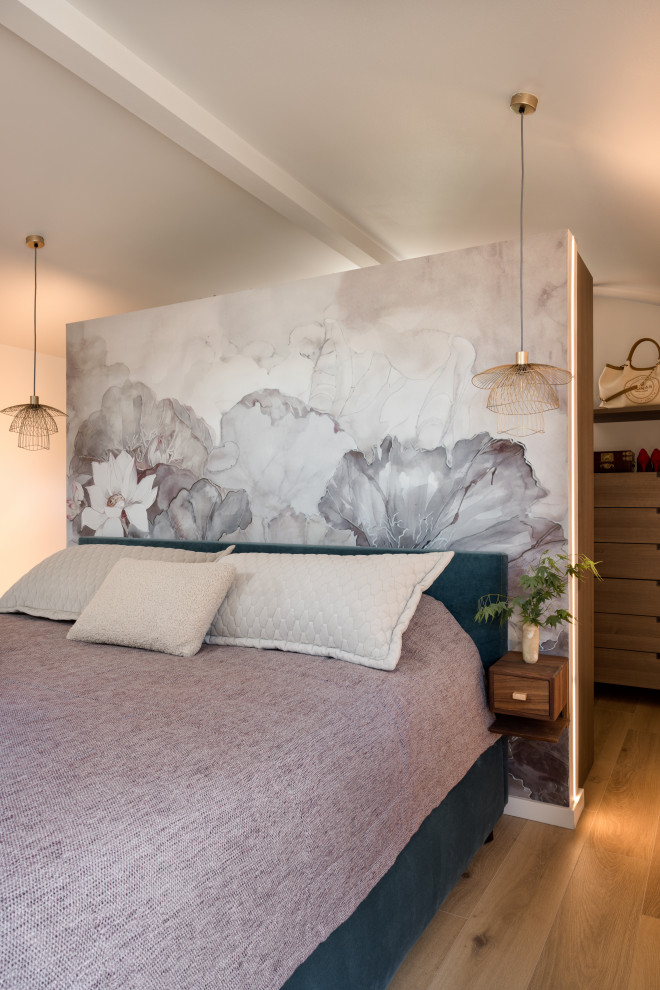 Diseño de dormitorio principal y abovedado minimalista grande con suelo de madera en tonos medios y papel pintado