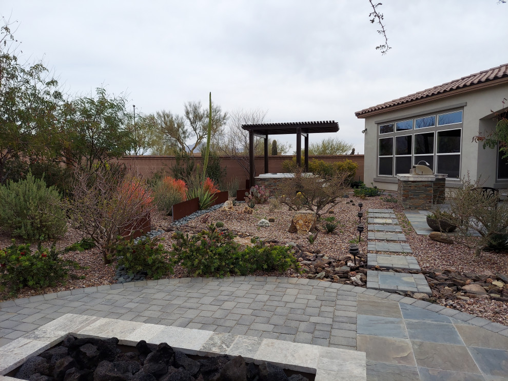 Idee per un giardino moderno esposto in pieno sole di medie dimensioni e dietro casa in primavera con pavimentazioni in cemento