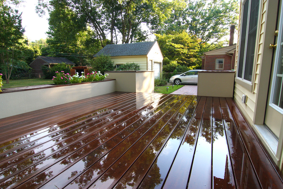 Example of a mid-sized transitional backyard deck container garden design with no cover
