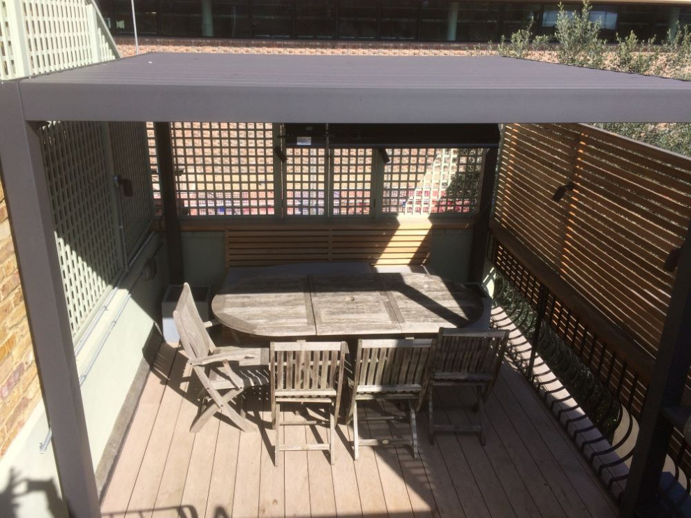 Ejemplo de terraza contemporánea de tamaño medio en azotea con cocina exterior, pérgola y barandilla de metal