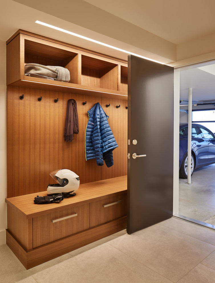 Foto de distribuidor abovedado retro de tamaño medio con paredes blancas, suelo de madera en tonos medios, puerta simple y puerta de madera clara