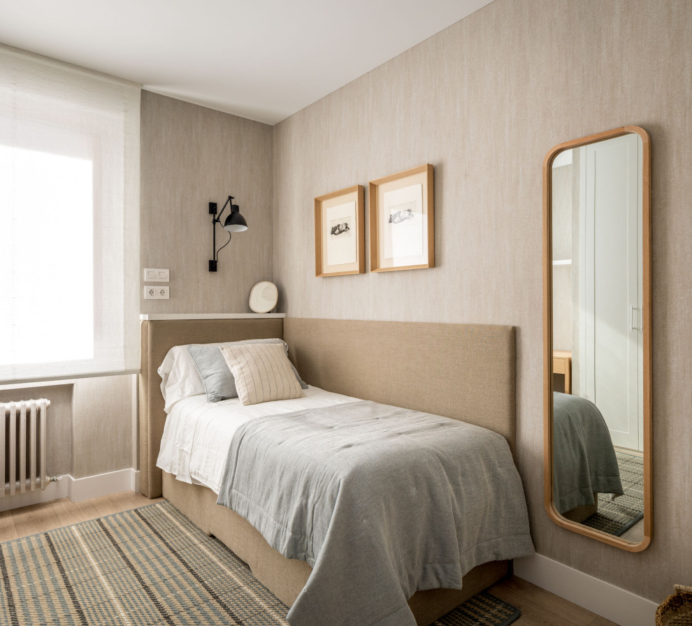 Medium sized coastal teen’s room for boys in Bilbao with beige walls, laminate floors and wallpapered walls.
