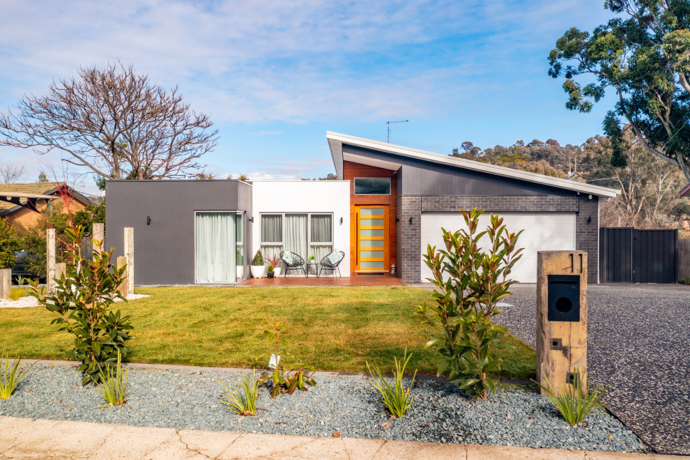 Design ideas for a midcentury exterior in Canberra - Queanbeyan.