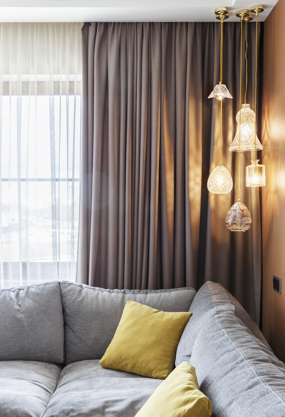 КУхня-гостиная с деревянной декоративной перегородкой