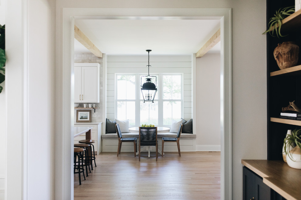 Example of a transitional kitchen design in Chicago