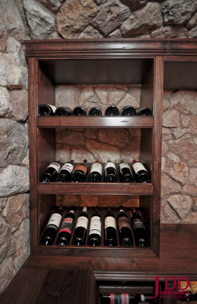 Idées déco pour une cave à vin rétro de taille moyenne avec un sol en travertin et un présentoir.