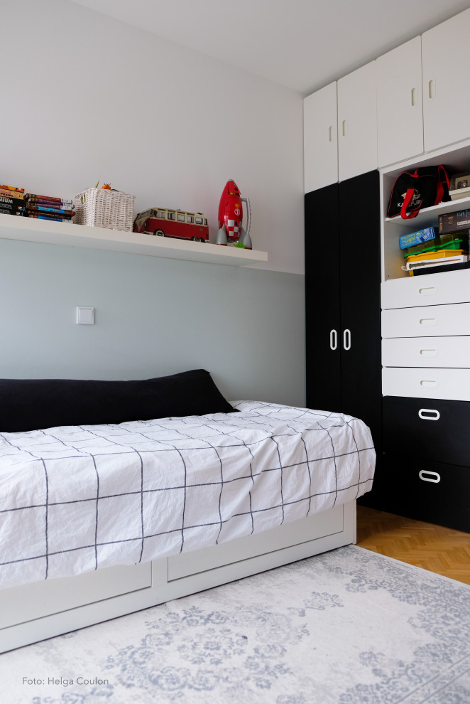 Idee per una cameretta per bambini minimalista di medie dimensioni con pareti verdi e pavimento in legno massello medio