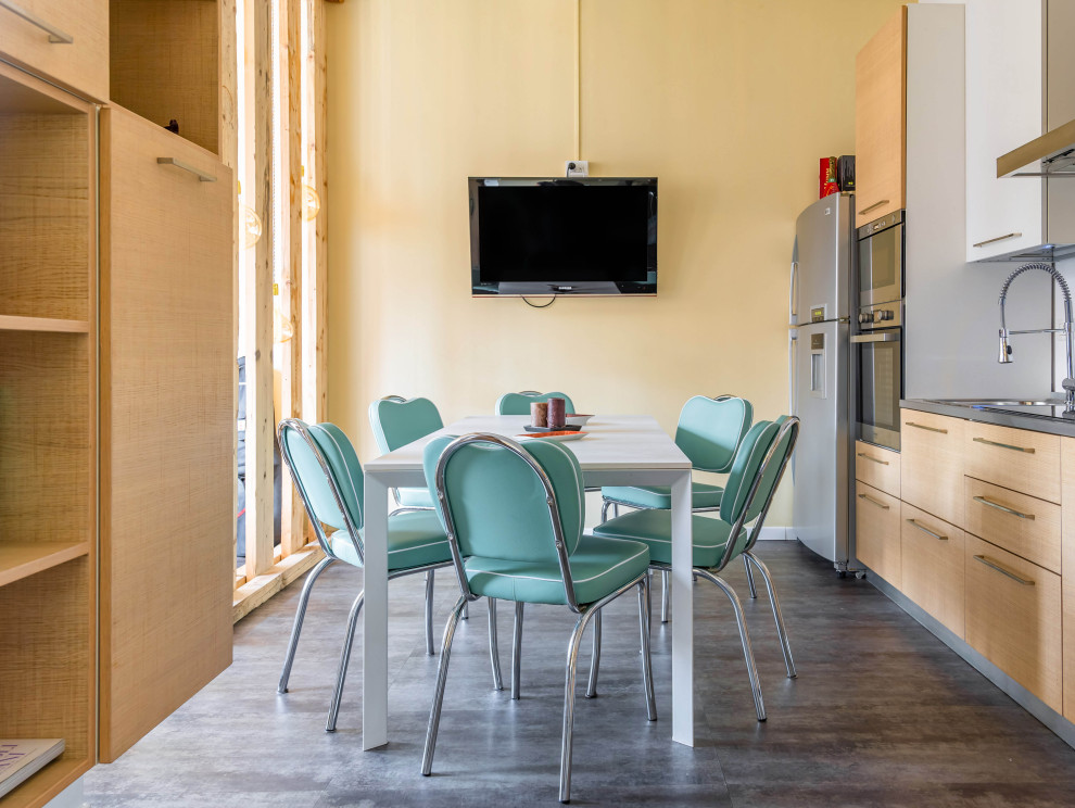 Idées déco pour une salle à manger ouverte sur le salon moderne avec un sol en vinyl et un sol noir.