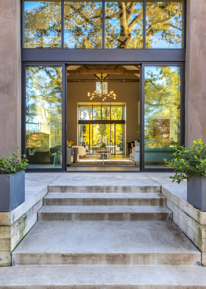 Einstöckiges Modernes Einfamilienhaus mit Betonfassade, brauner Fassadenfarbe, Satteldach, Blechdach und grauem Dach in San Francisco