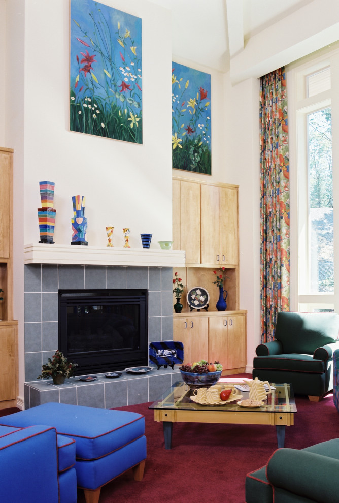 Свежая идея для дизайна: большая двухуровневая гостиная комната в современном стиле с желтыми стенами, ковровым покрытием, стандартным камином, фасадом камина из плитки, скрытым телевизором, красным полом и сводчатым потолком - отличное фото интерьера
